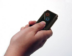 mano con control remoto